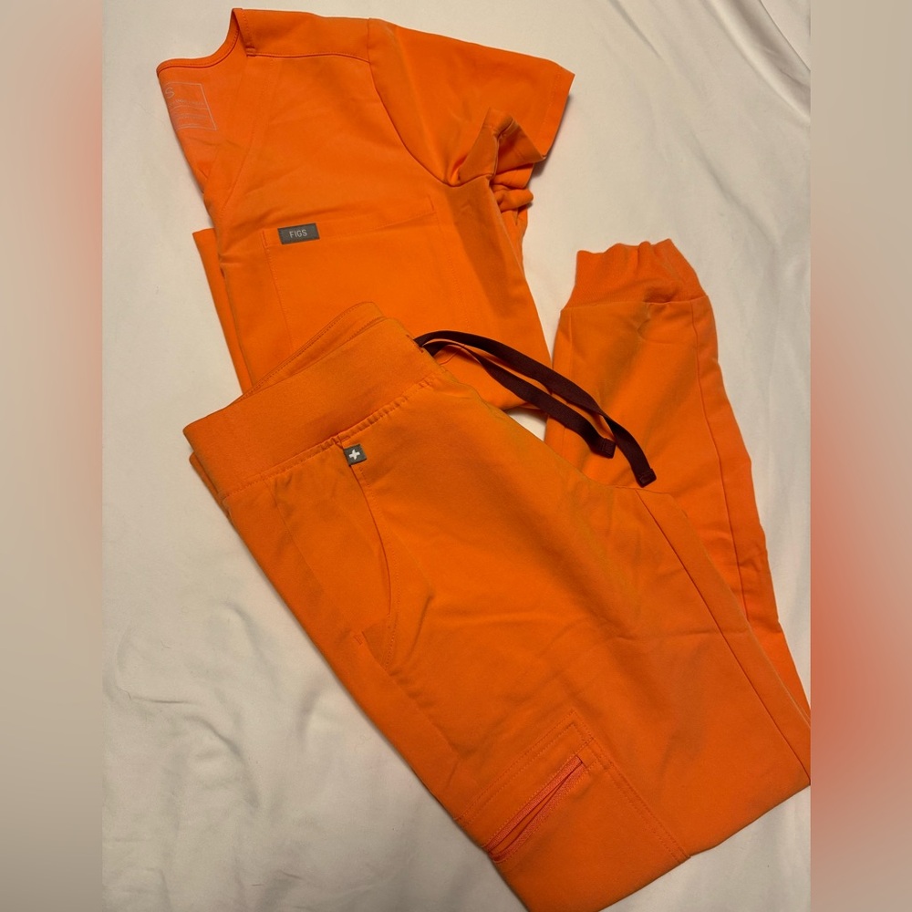 Figs Papaya scrubs set. Catarina top size XS, Zamora joggers size XSP.